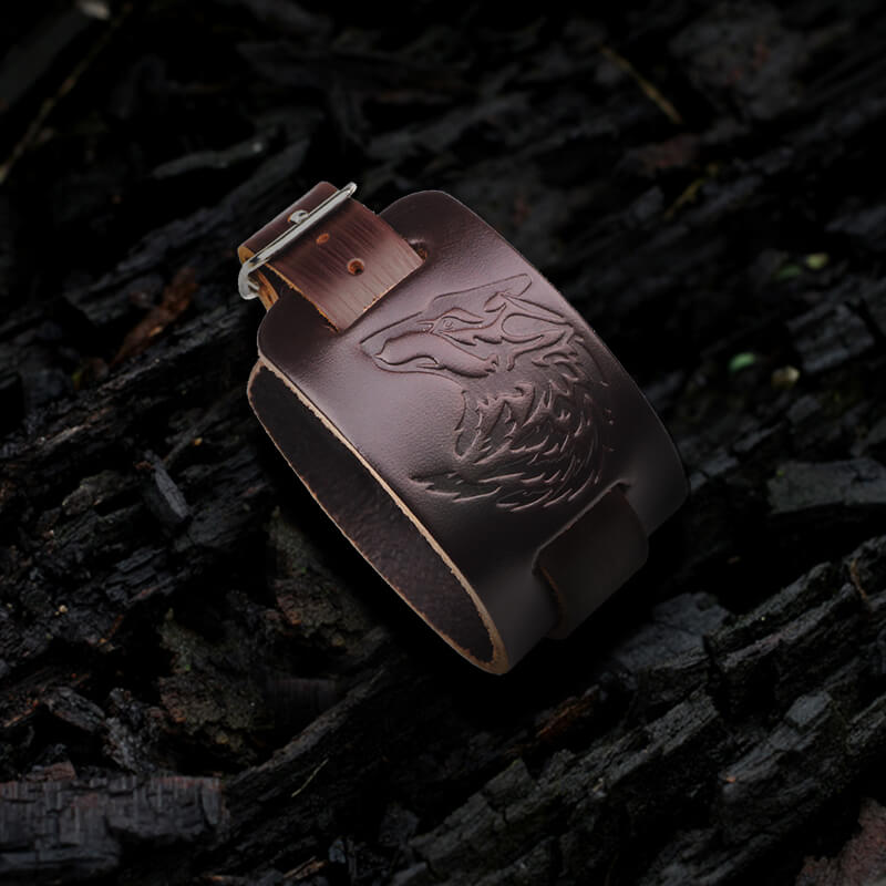 Pulsera de cuero con relieve de cabeza de lobo punk