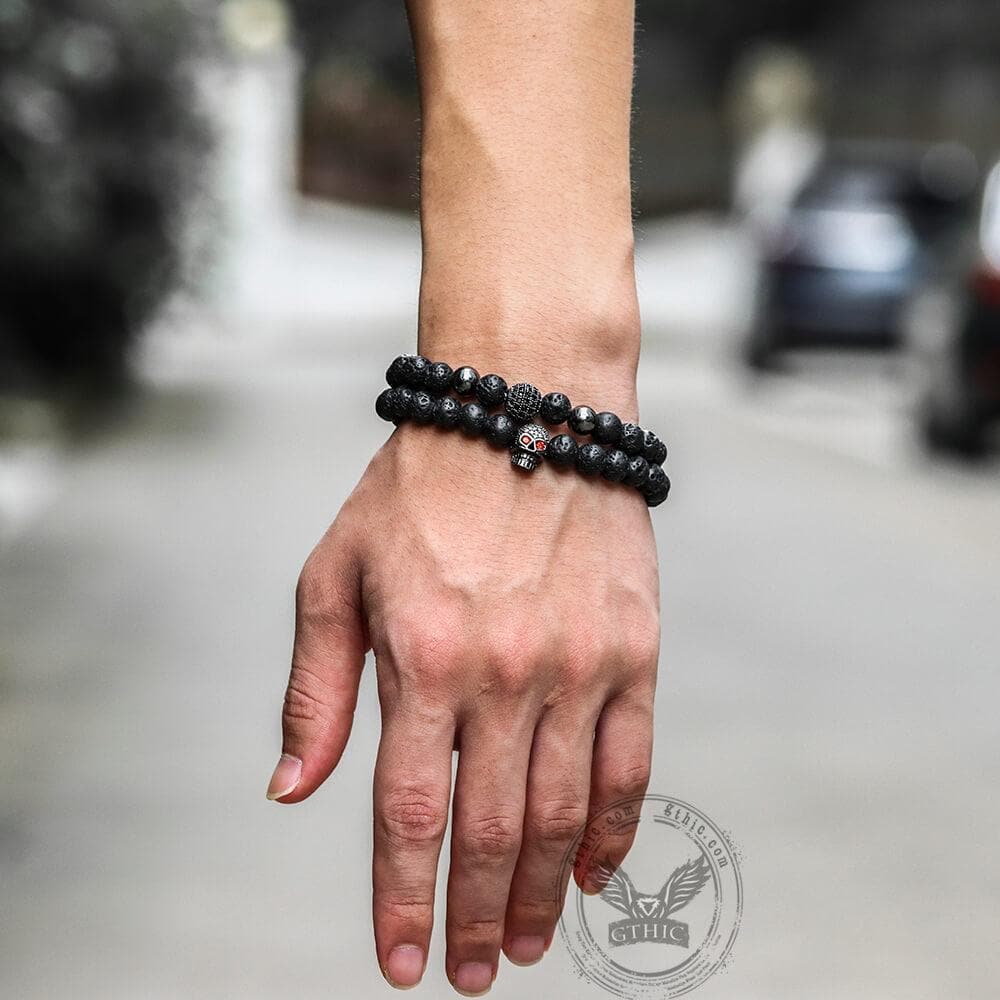 Conjunto de pulseras de roca volcánica con calavera de ojos rojos