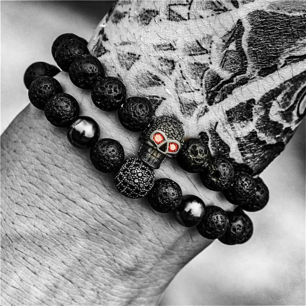 Conjunto de pulseras de roca volcánica con calavera de ojos rojos
