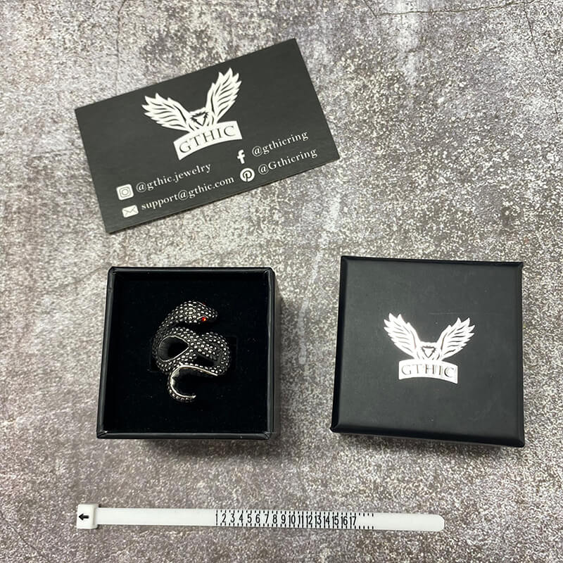 Anillo de acero inoxidable con forma de serpiente de ojos rojos