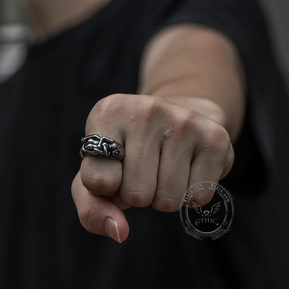 Anillo de acero inoxidable con abrazo de pareja