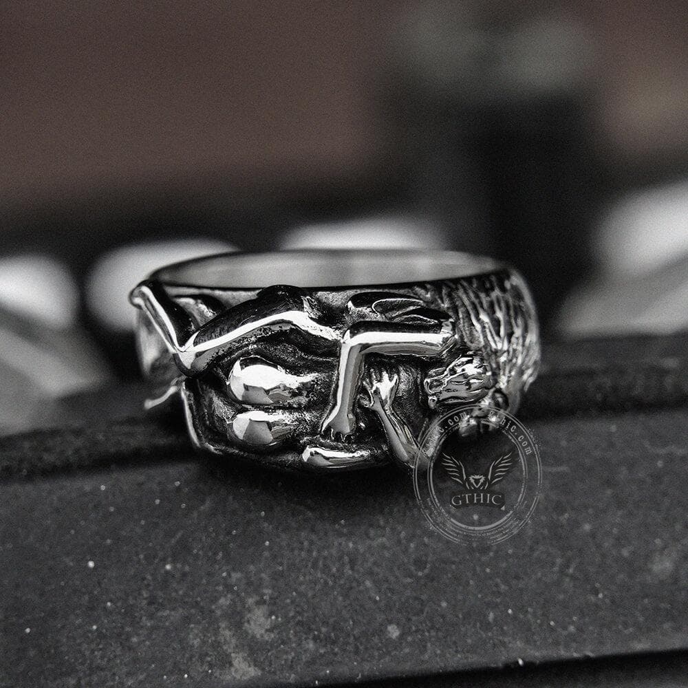 Anillo de acero inoxidable con abrazo de pareja