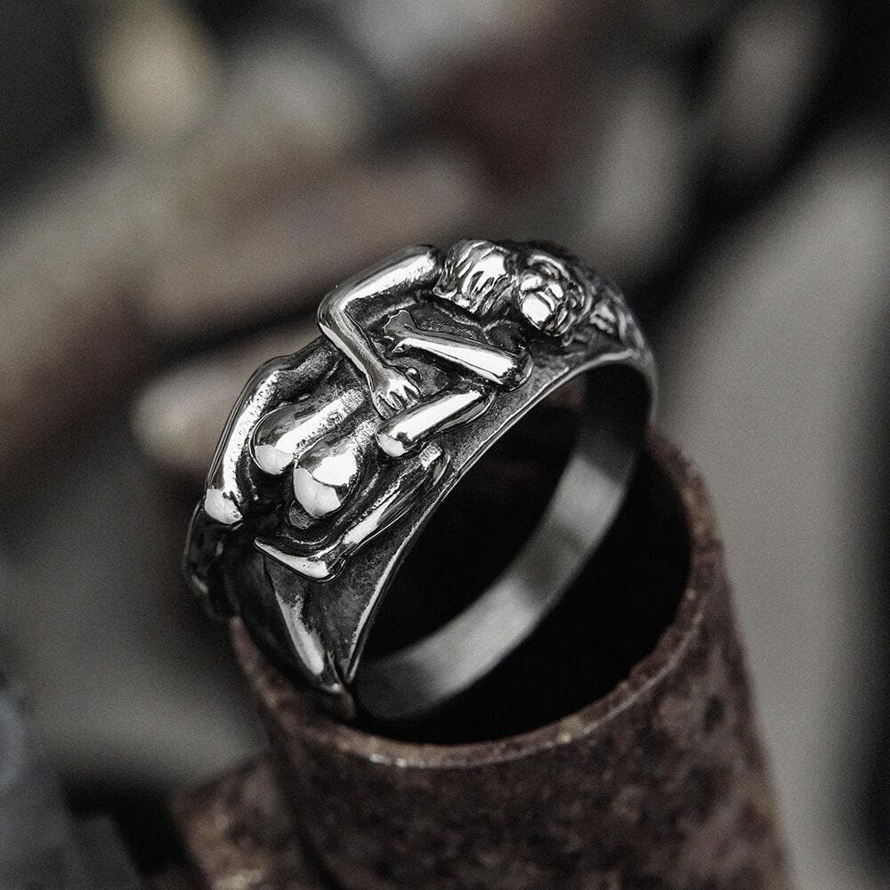 Anillo de acero inoxidable con abrazo de pareja