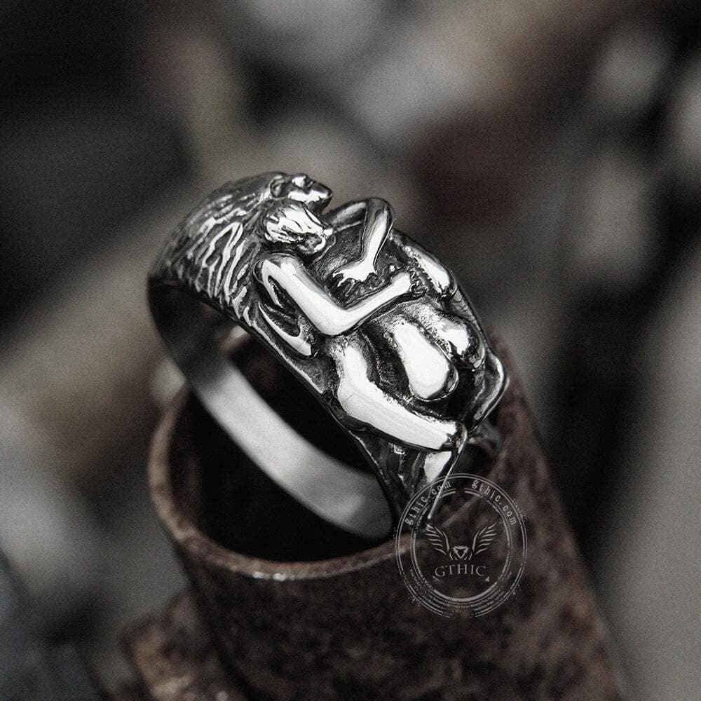 Anillo de acero inoxidable con abrazo de pareja