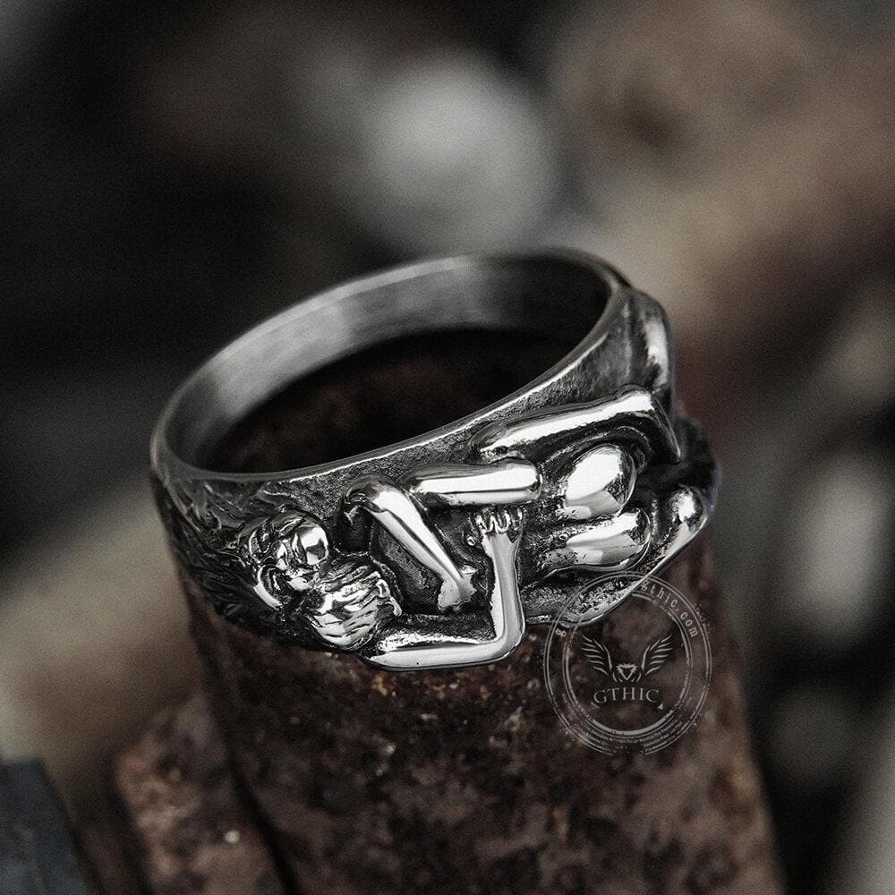 Anillo de acero inoxidable con abrazo de pareja