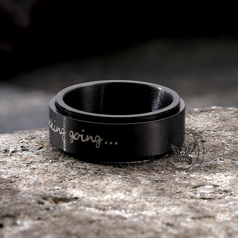 Anillo giratorio de acero inoxidable con la frase "Simple Keep Fucking Going"