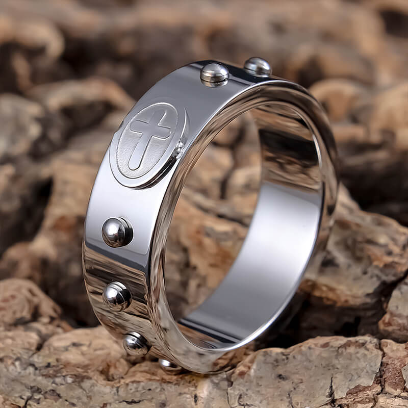 Anillo de acero inoxidable con cruz de lunares sencillos