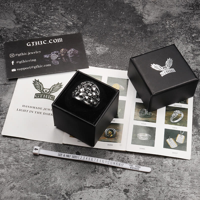 Anillo de acero inoxidable con calaveras