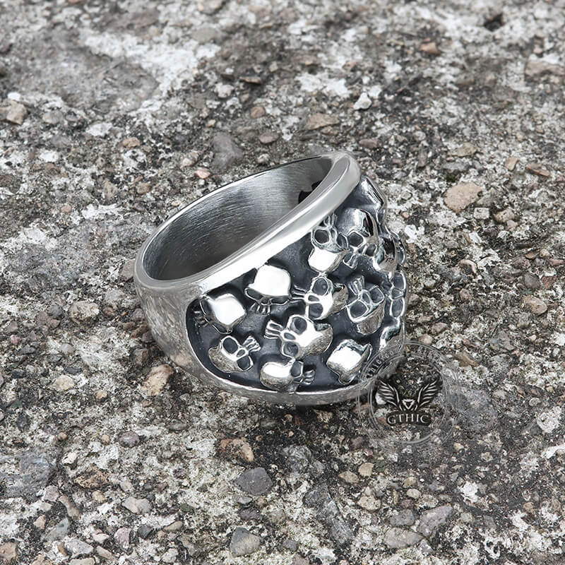 Anillo de acero inoxidable con calaveras