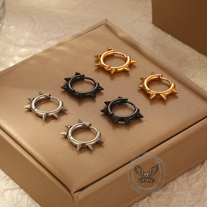 Pendientes Huggie de acero inoxidable con pinchos de color sólido