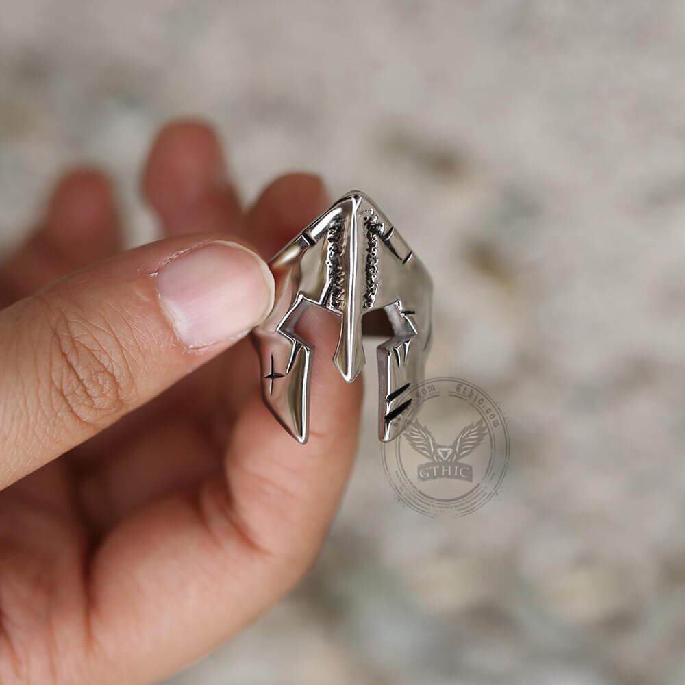 Anillo de acero inoxidable con casco espartano