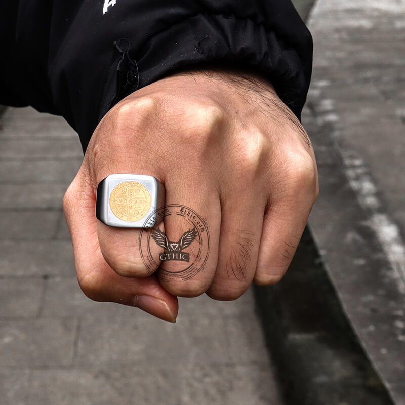 Anillo cristiano de acero inoxidable con la cruz de San Benito