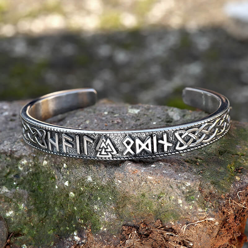 Brazalete vikingo de acero inoxidable con runas Futhark estampadas