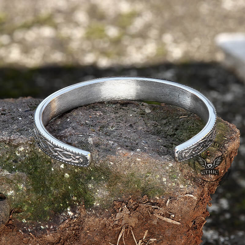 Brazalete vikingo de acero inoxidable con runas Futhark estampadas