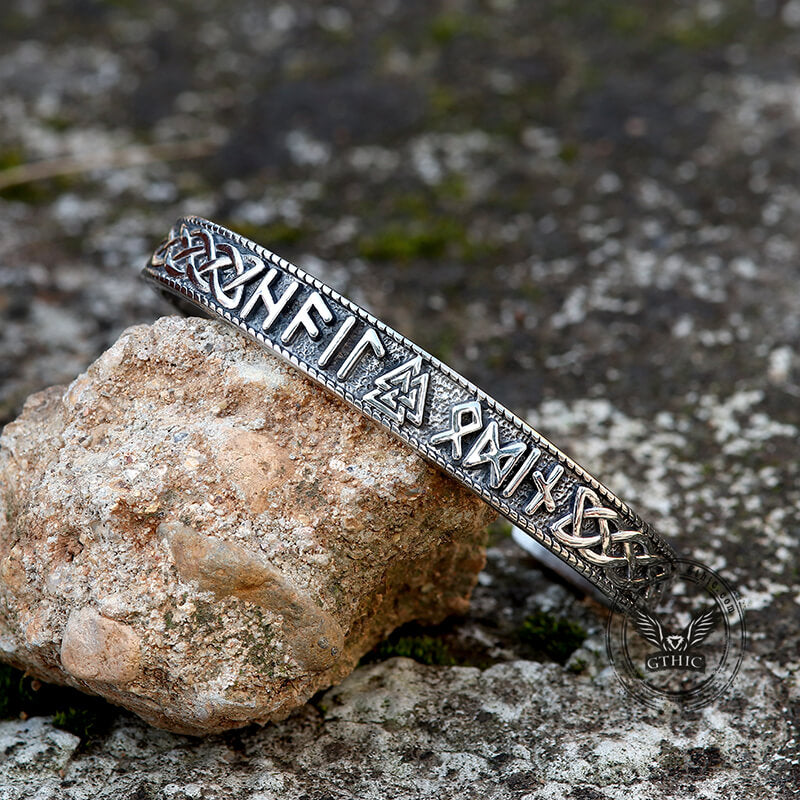Brazalete vikingo de acero inoxidable con runas Futhark estampadas