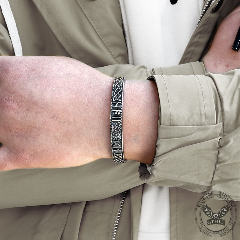 Brazalete vikingo de acero inoxidable con runas Futhark estampadas