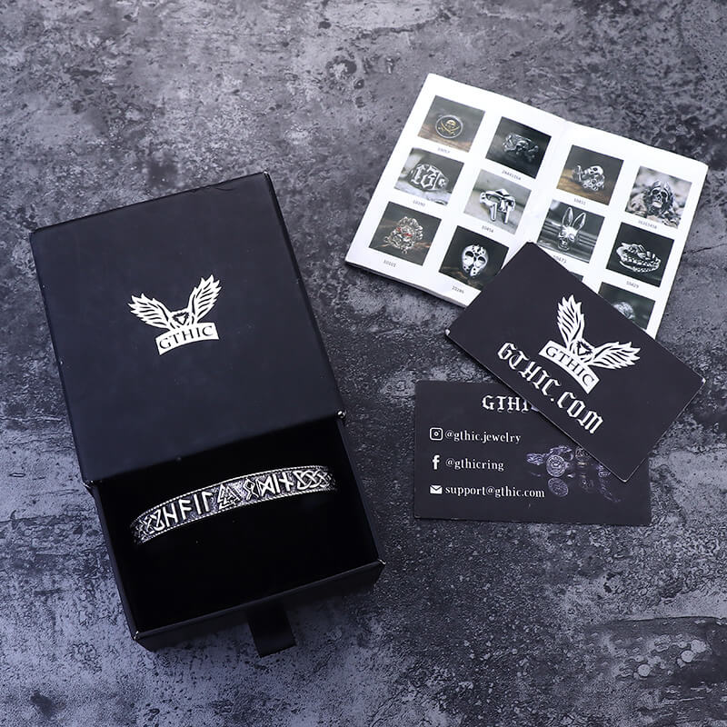 Brazalete vikingo de acero inoxidable con runas Futhark estampadas