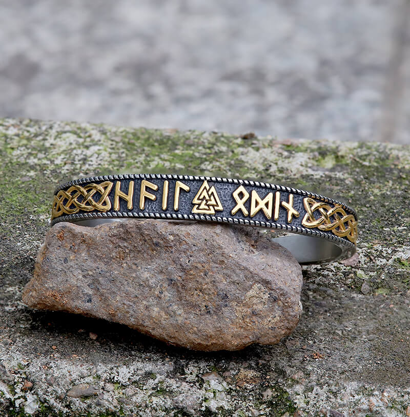 Brazalete vikingo de acero inoxidable con runas Futhark estampadas