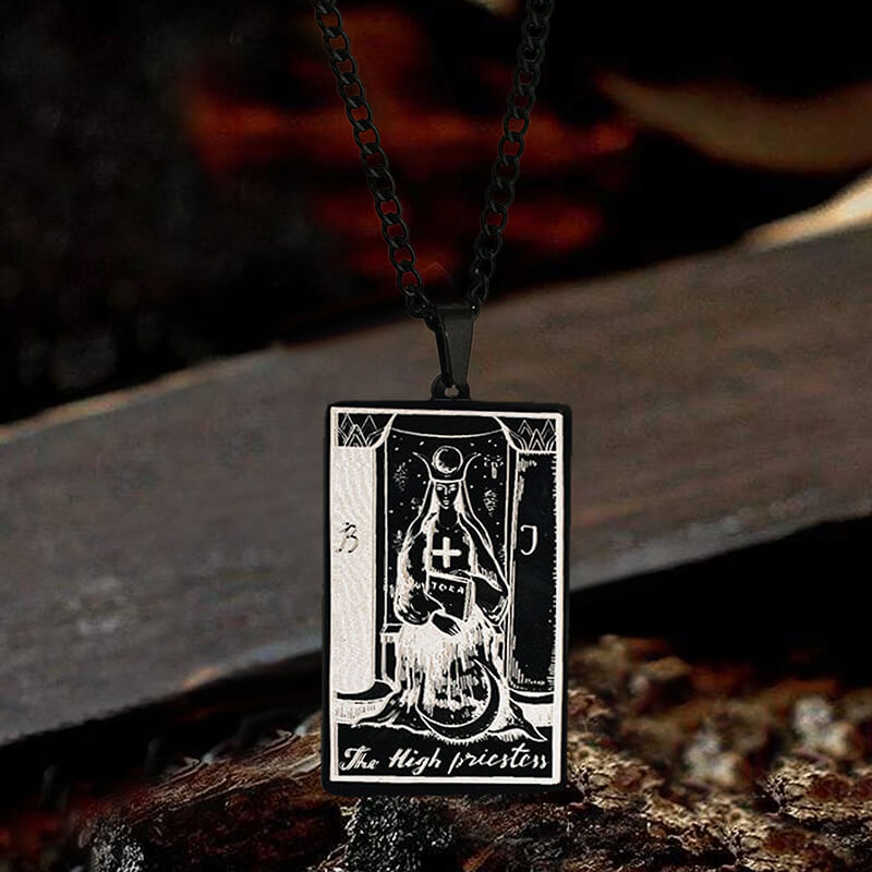 Collar de acero inoxidable con la carta del Tarot de la Suma Sacerdotisa