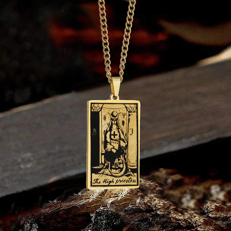 Collar de acero inoxidable con la carta del Tarot de la Suma Sacerdotisa