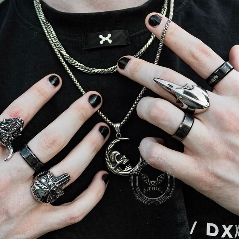 Collar de acero inoxidable con la calavera de la luna menguante