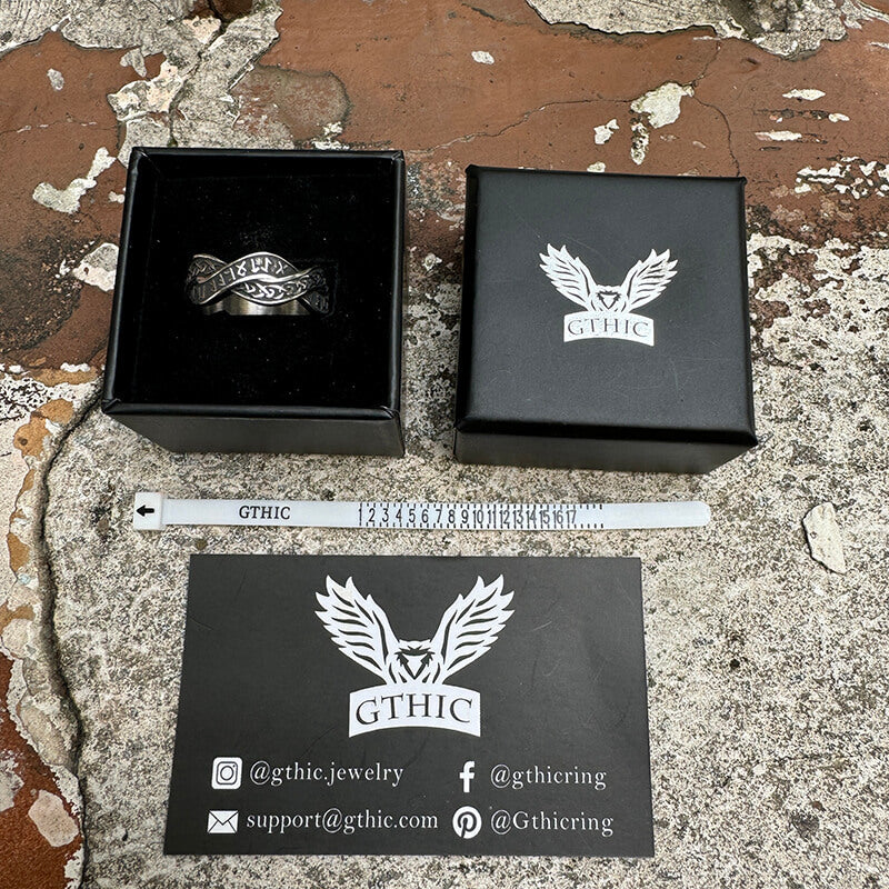 Anillo de acero inoxidable con runas vikingas retorcidas