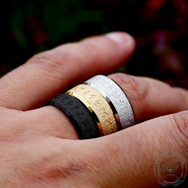 Anillo de acero inoxidable esmerilado con runas vikingas