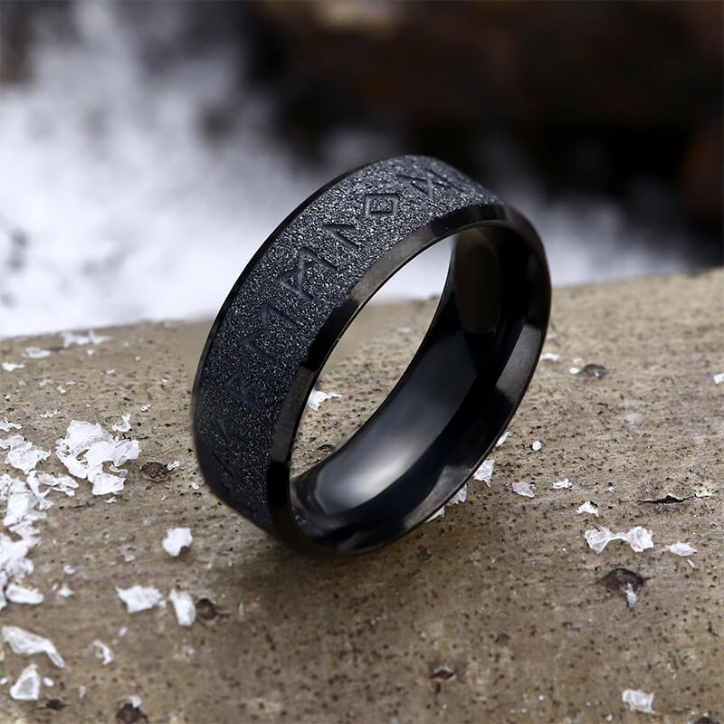 Anillo de acero inoxidable esmerilado con runas vikingas
