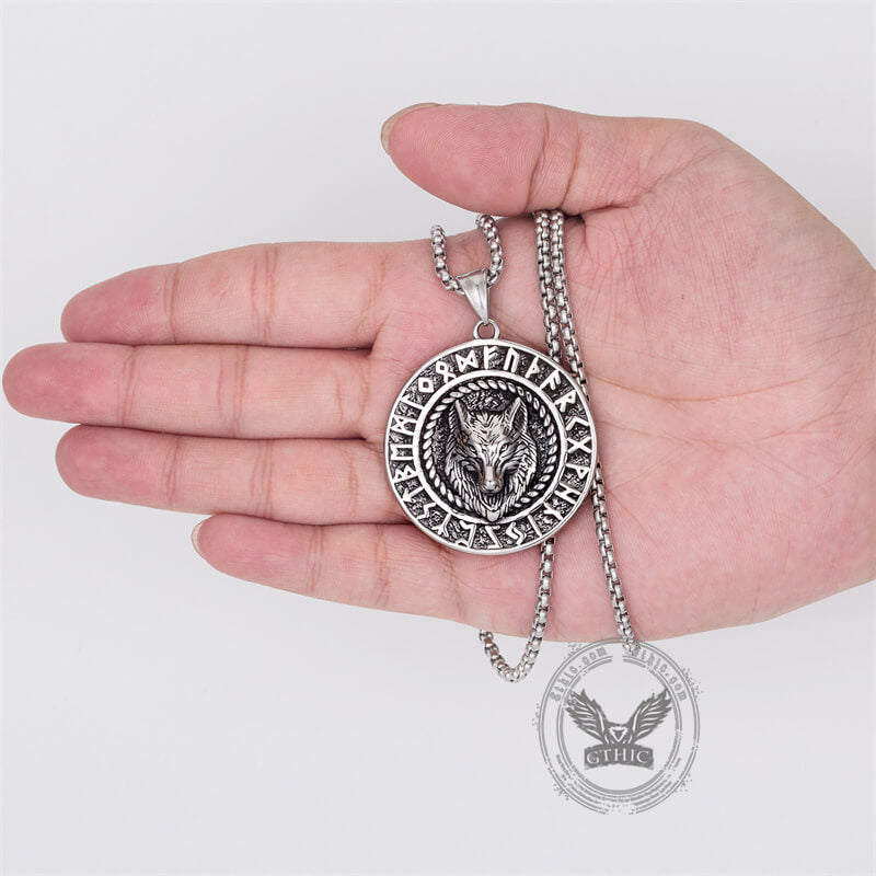 Collar de acero inoxidable con cabeza de lobo y runas vikingas