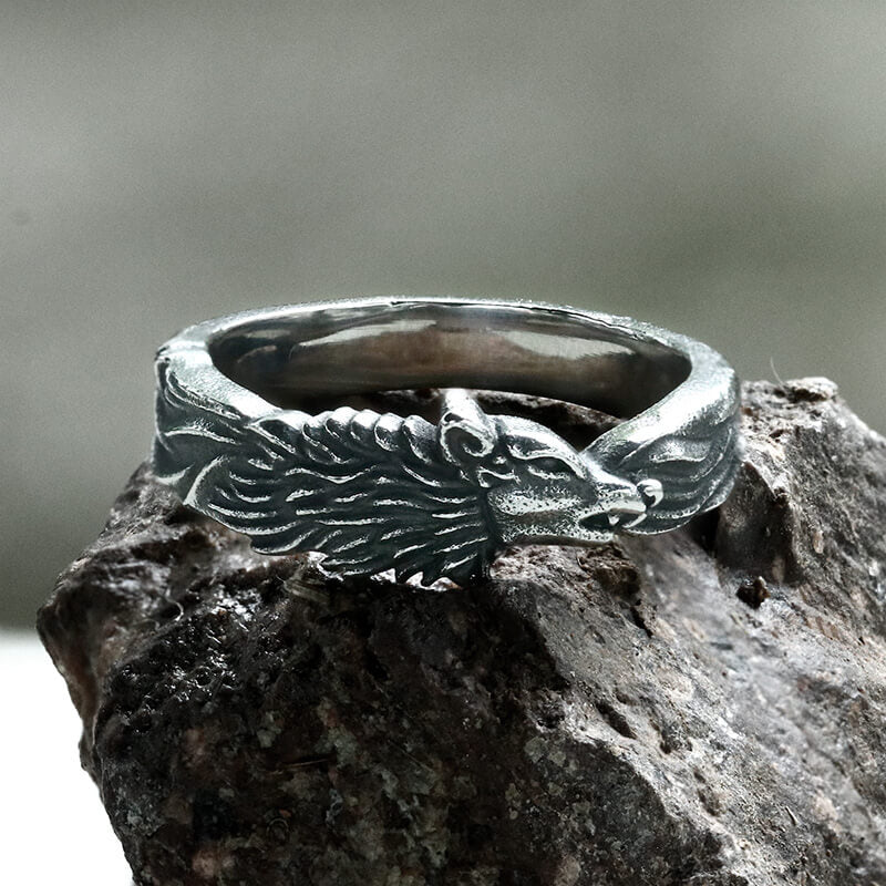 Anillo de acero inoxidable con la palabra "lealtad del lobo"