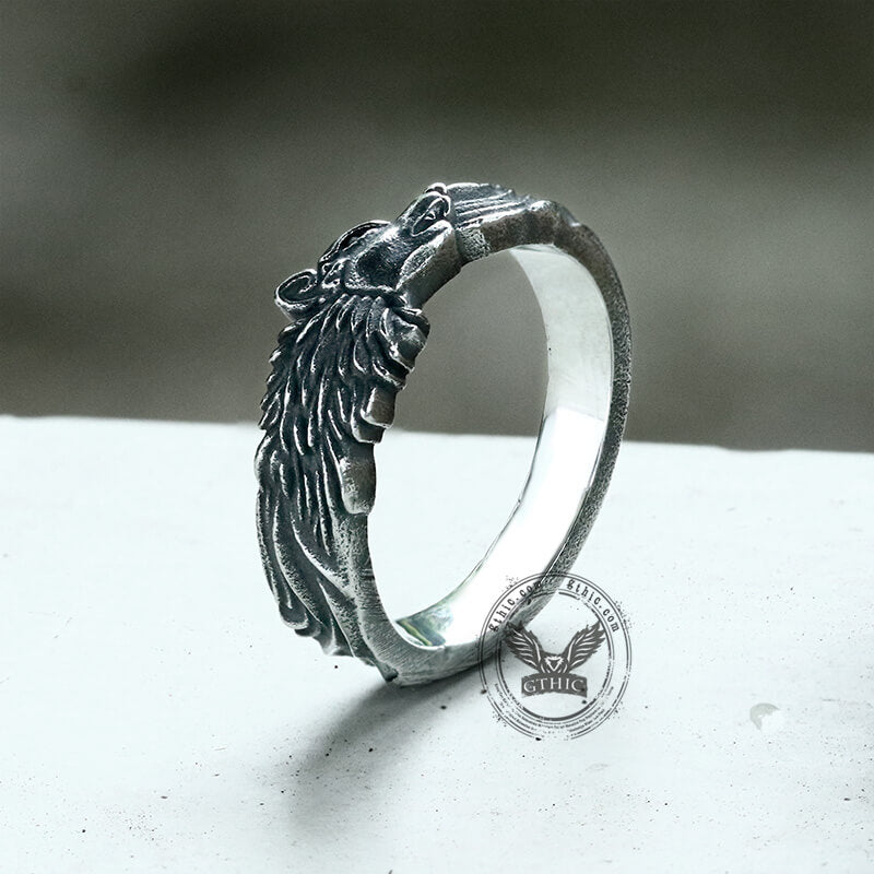 Anillo de acero inoxidable con la palabra "lealtad del lobo"