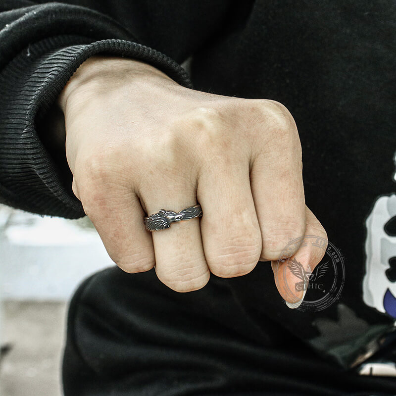 Anillo de acero inoxidable con la palabra "lealtad del lobo"