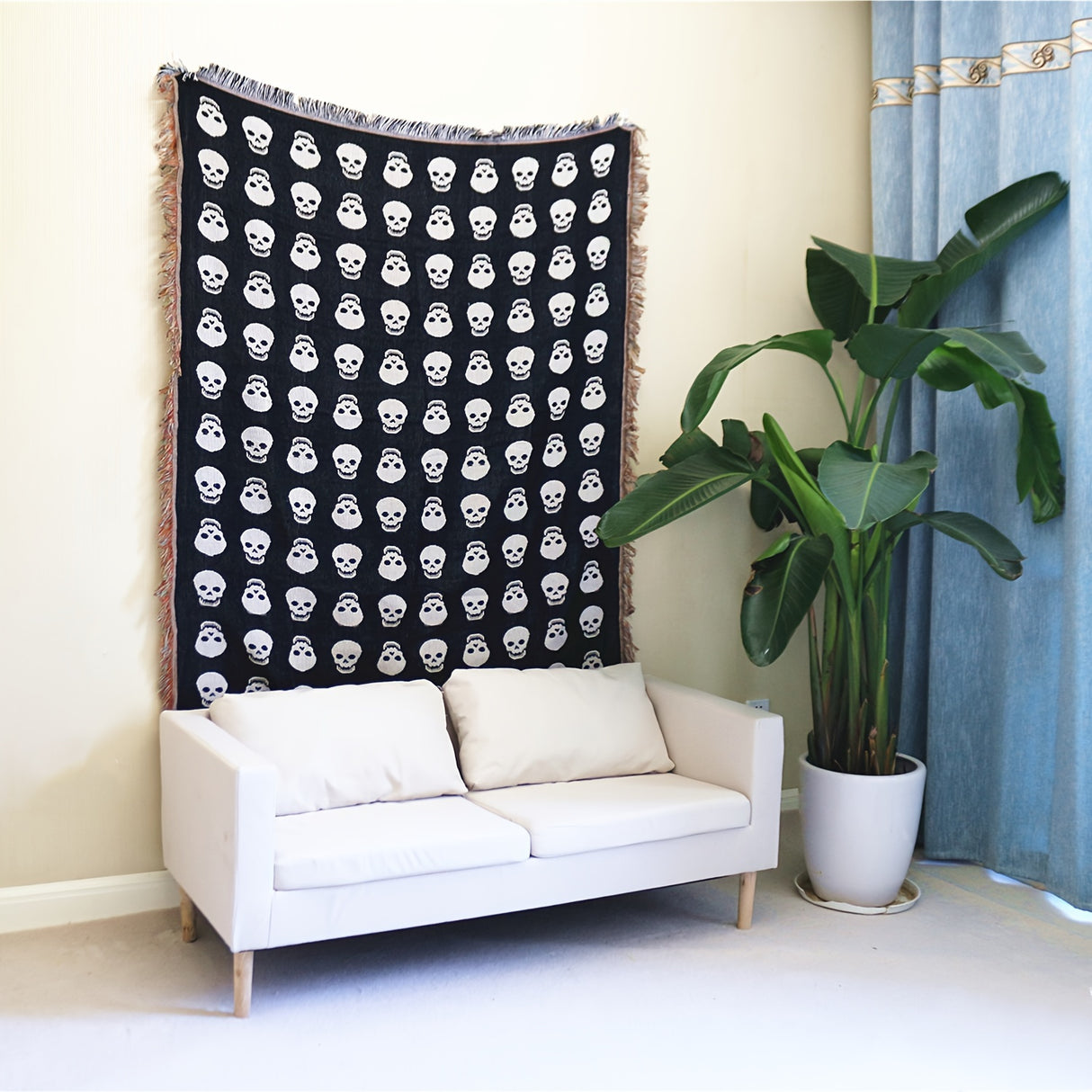 Couverture bohème tricotée à pompons avec tête de mort blanche imprimée pour Halloween, idéale pour le camping et les pique-niques décontractés