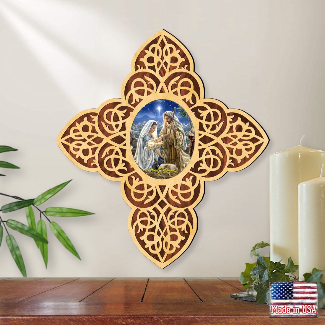 Cruz de madera de filigrana de la Sagrada Familia de D. Gelsinger - Decoración con iconos inspiradores - 88483-DG