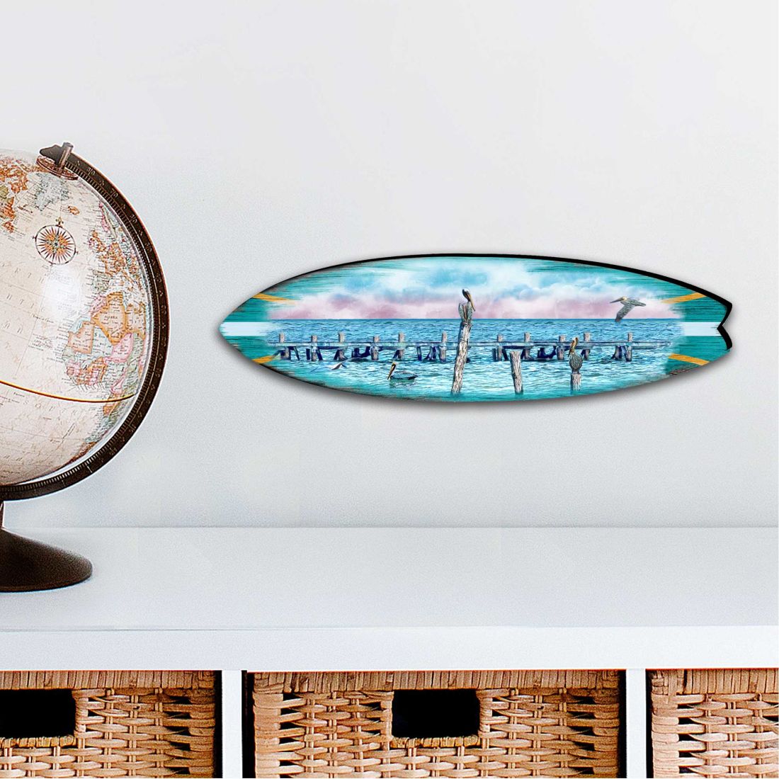 Adorno grande con aves marinas, pelícanos y tabla de surf para decoración costera de exteriores, de G. DeBrekht - Decoración costera navideña - 8490106MS