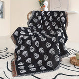 1 couverture bohème tricotée à pompons avec imprimé tête de mort blanche pour Halloween, idéale pour les loisirs, les pique-niques et le camping en plein air