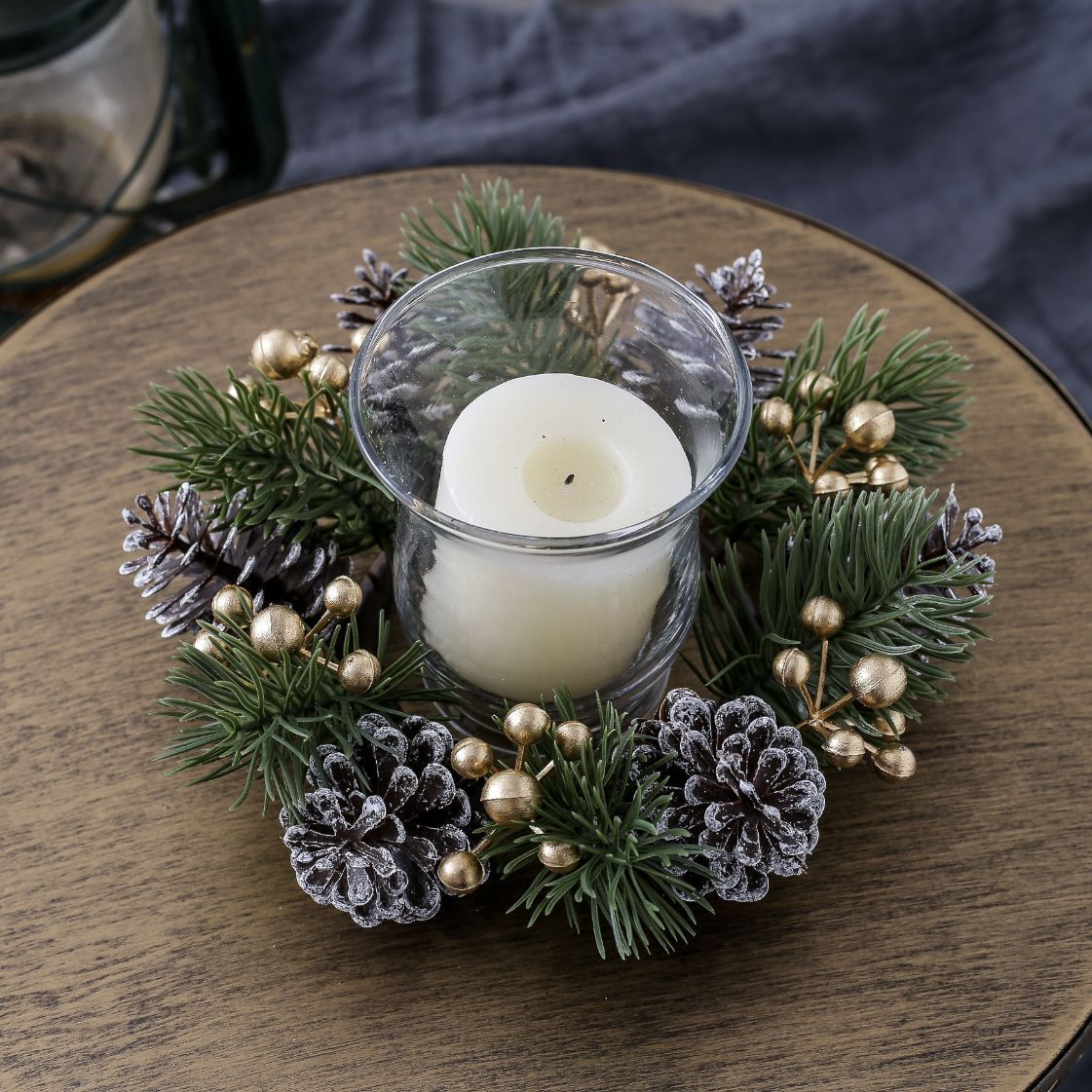 Candelabro perfumado navideño con guirnalda de piñas: decoración festiva de mesa para el hogar, perfecta para celebraciones navideñas.