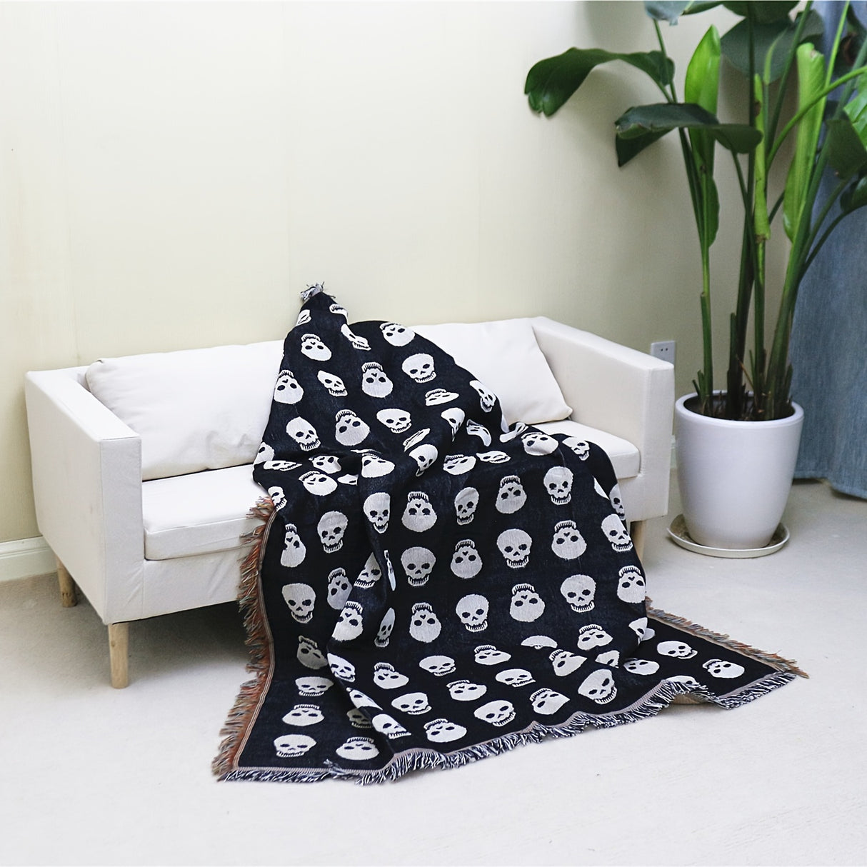 1 couverture bohème tricotée à pompons avec imprimé tête de mort blanche pour Halloween, idéale pour les loisirs, les pique-niques et le camping en plein air