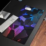 Alfombrilla de ratón para juegos duradera con un elegante diseño geométrico. Impermeable, antideslizante y lavable. Ideal para teclado y cuaderno de bocetos. Ideal para jugadores, oficina y estudio. Material de poliéster. No requiere pilas.