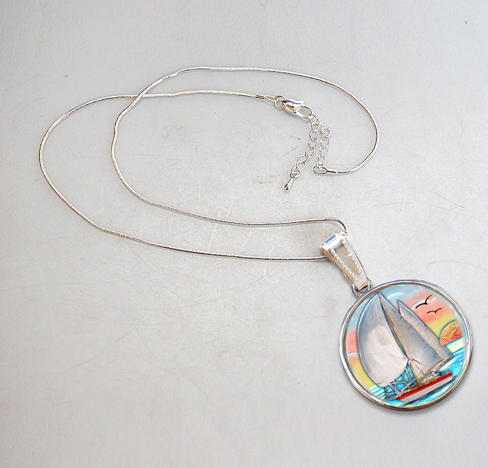 Collar con colgante de velero de nácar bañado en plata, estilo costero - 44043