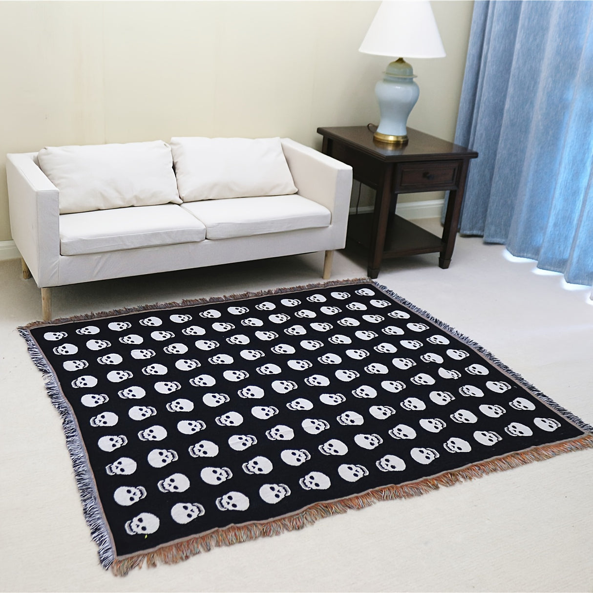 Couverture bohème tricotée à pompons avec tête de mort blanche imprimée pour Halloween, idéale pour le camping et les pique-niques décontractés
