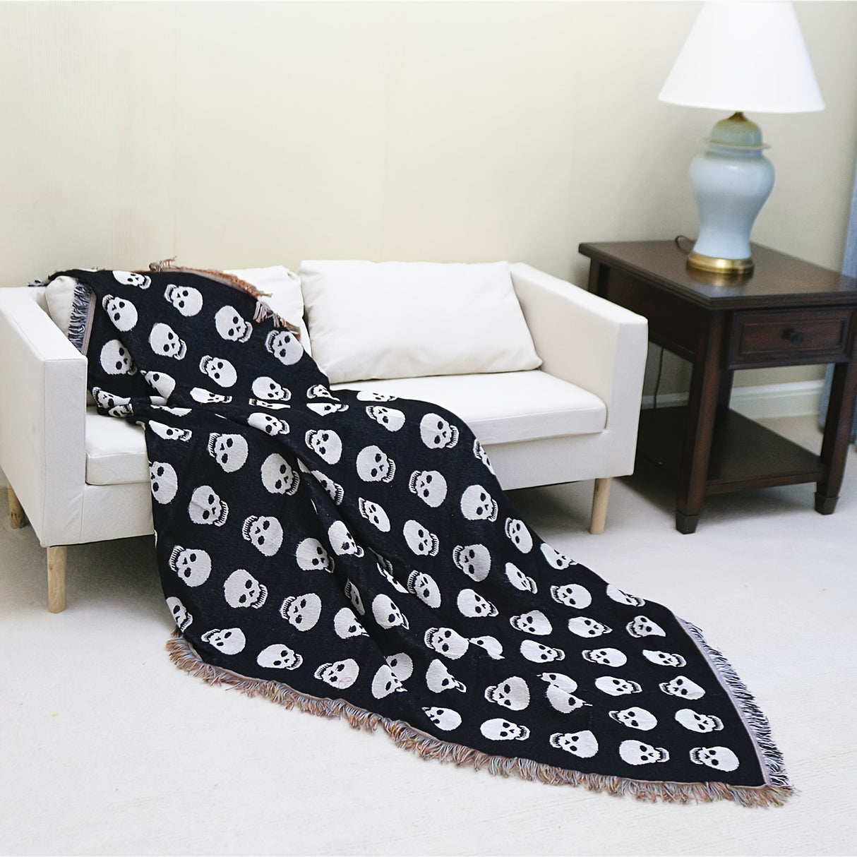 1 couverture bohème tricotée à pompons avec imprimé tête de mort blanche pour Halloween, idéale pour les loisirs, les pique-niques et le camping en plein air