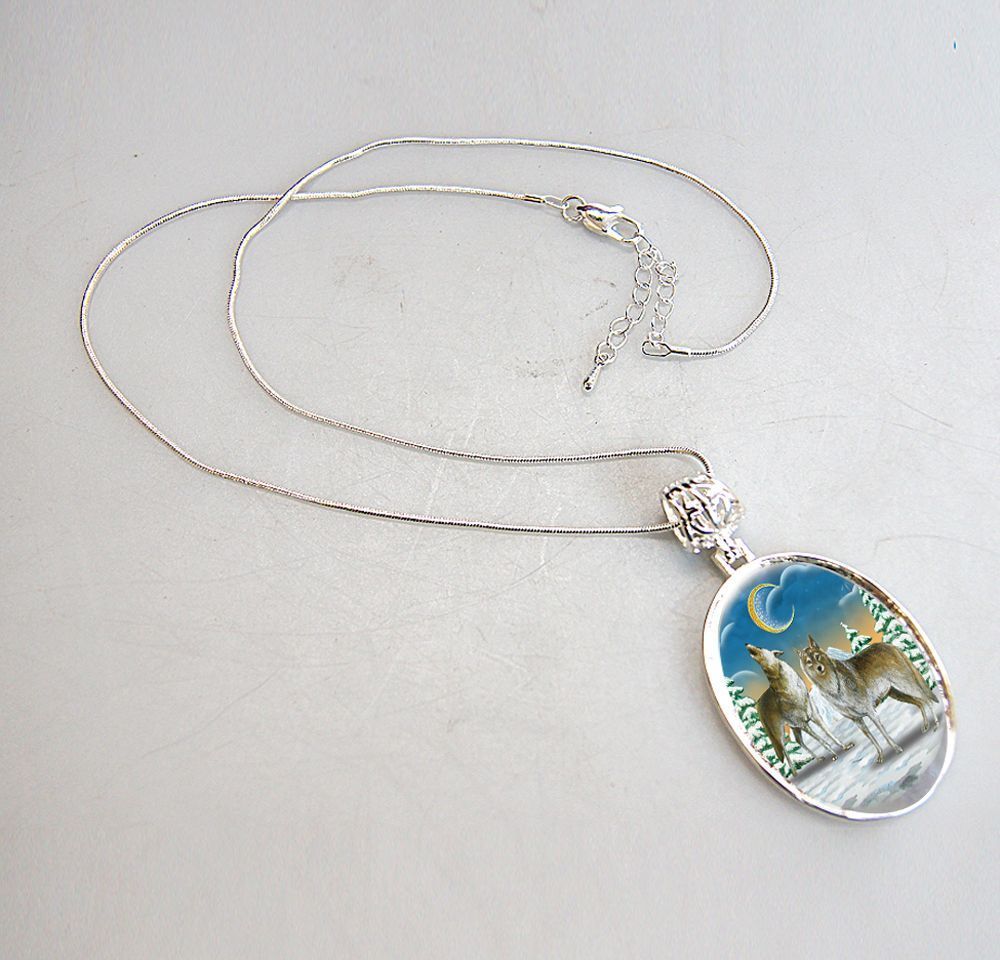 Collar con colgante redondo de nácar plateado con diseño de lobos aullando - 44040