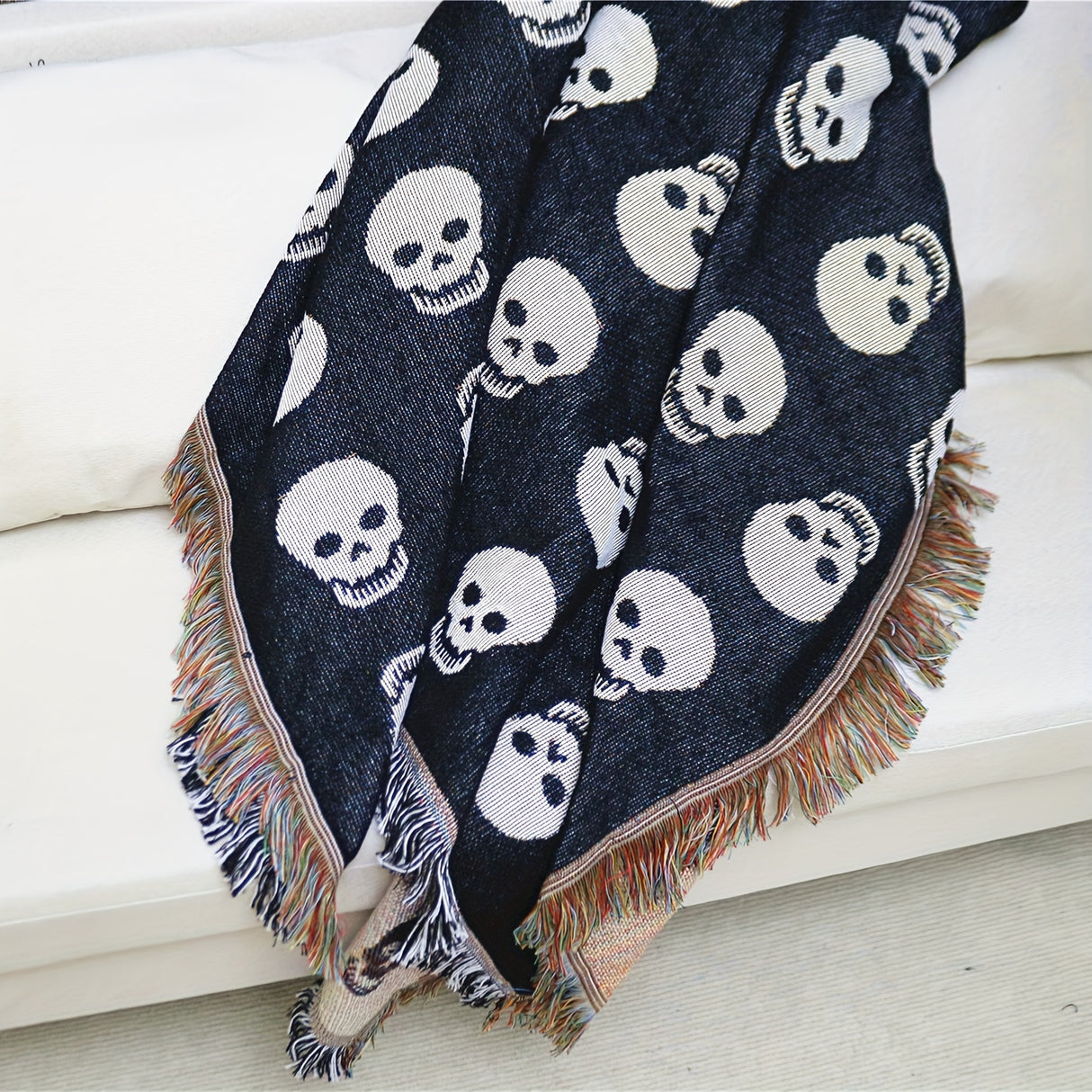 Couverture bohème tricotée à pompons avec tête de mort blanche imprimée pour Halloween, idéale pour le camping et les pique-niques décontractés