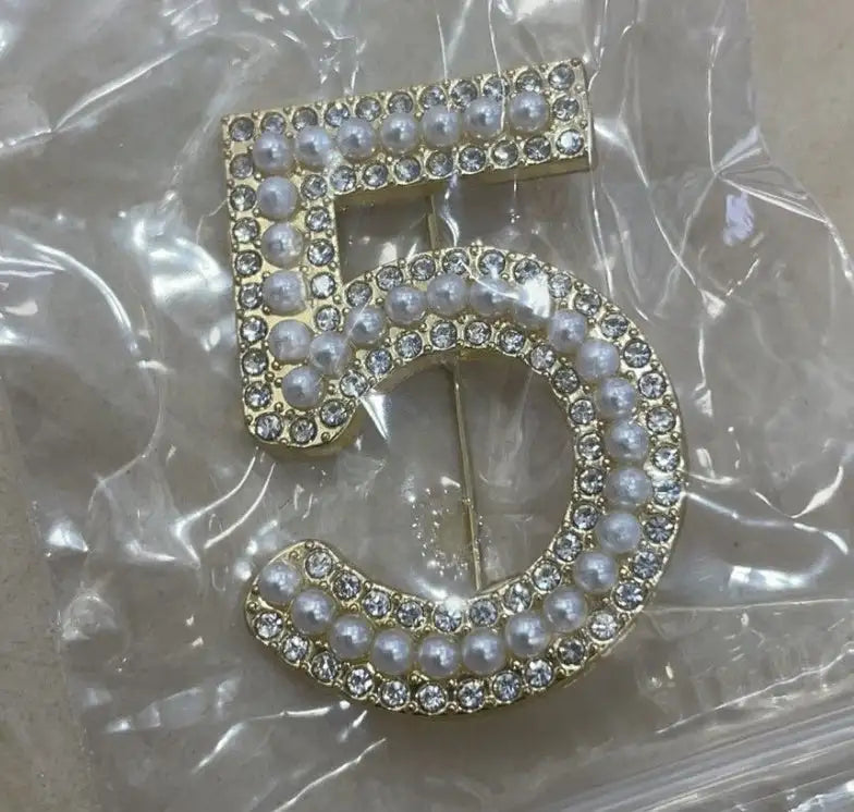 Korean Version Of Xiaoxiangfeng Digital 5 Shiny Brooch - Lootquake