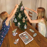 Papá Noel de todo el mundo - Papá Noel de inspiración alaskeña - Juego de 3 adornos de madera de G. DeBrekht - Decoración navideña de Papá Noel y muñeco de nieve - 8091314S3