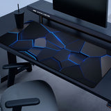 Alfombrilla de ratón para juegos duradera con un elegante diseño geométrico. Impermeable, antideslizante y lavable. Ideal para teclado y cuaderno de bocetos. Ideal para jugadores, oficina y estudio. Material de poliéster. No requiere pilas.