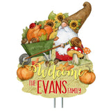 Estacas personalizadas para jardín al aire libre, decoración otoñal - Letrero de bienvenida con gnomo de la cosecha personalizado - Cornucopia en forma de carretilla - Regalo hecho a mano - Decoración de Acción de Gracias de Susan Winget - 8471207MC-SW