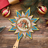 Adorno de madera para la punta del árbol de Navidad "Somos la Familia", de Jamie Mills-Price - Decoración navideña - 89520-MP