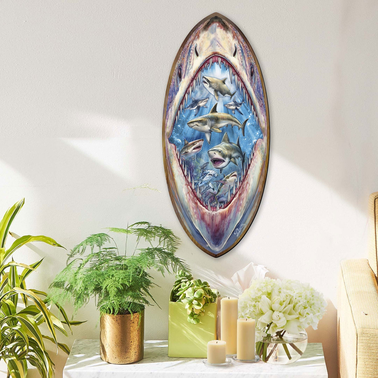 Tabla de surf costera con diseño de tiburón, arte mural artesanal, decoración oceánica de G. DeBrekht - Decoración costera navideña - 8490138HS